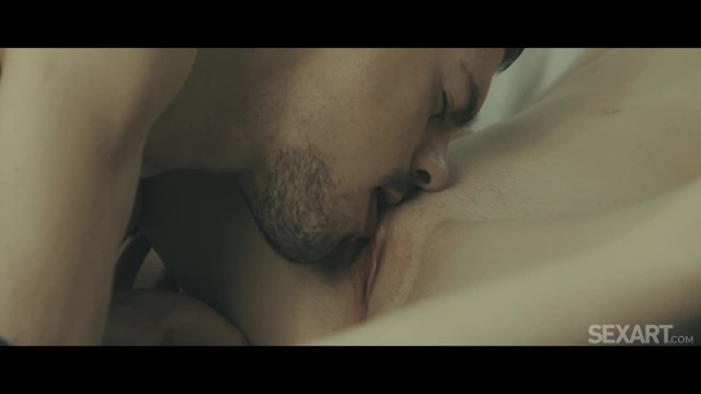 Красиво ебет любимую с плоскими сиськами